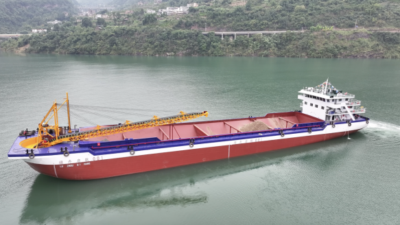 全國首艘5000噸級醇氫電動自卸砂船舶完成首航